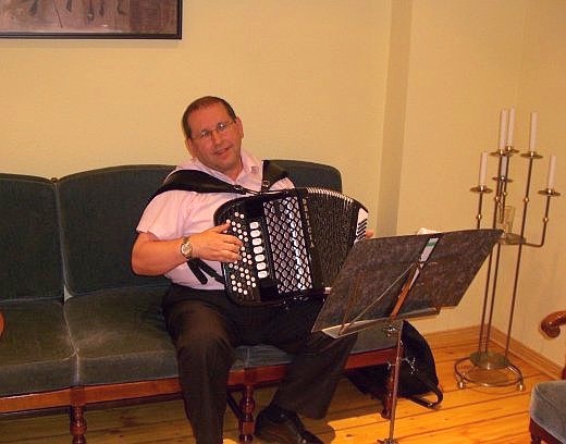 Goldene Hochzeit in Berlin-Spandau. Akkordeonispieler haut in die Tasten!
