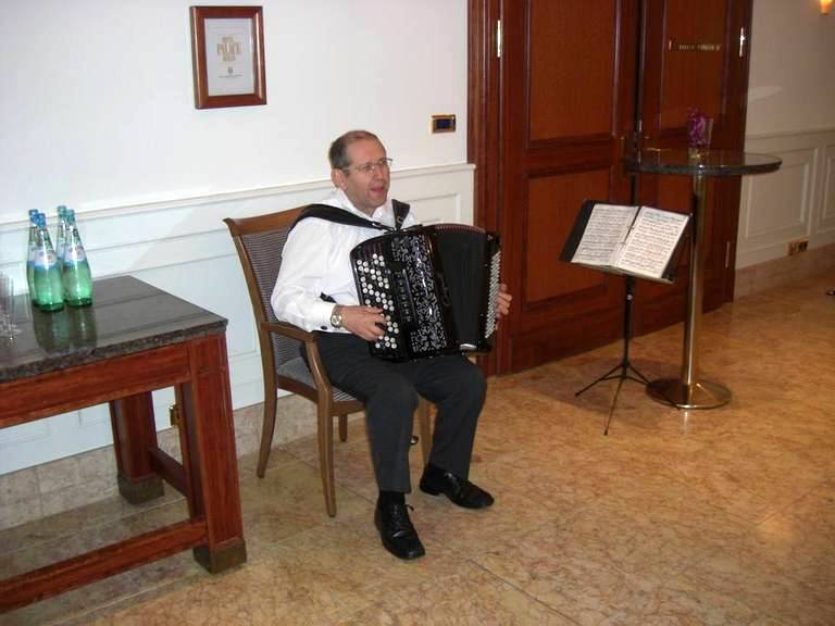 Jubiläum. Der Entertainer singt ein Lied im Hotel Palace.