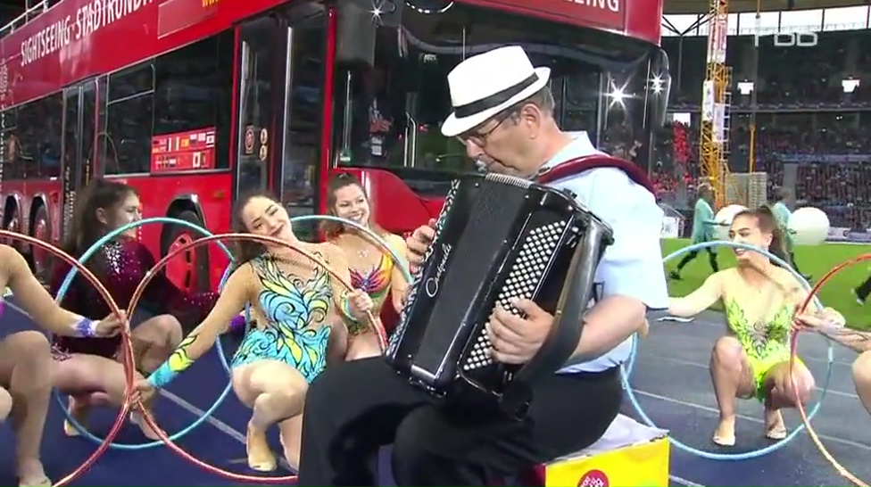 Jubiläum. Waldemar Lewin spielt in Olympiastadion bei der groen Turnfest-Gala.
