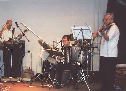 Akordeonspieler probt mit dem Seniorenband