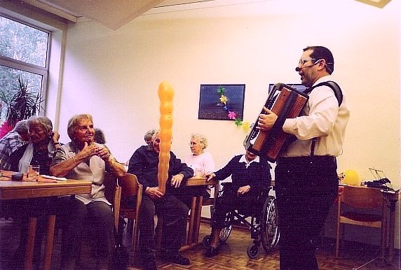 Berlin-Britz. Frühlingsfest. Alleinunterhalter singt Volkslieder
