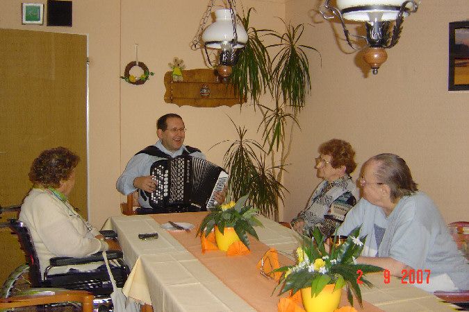 Alleinunterhalter singt Berliner Gassenhauer in Berlin-Hellersdorf