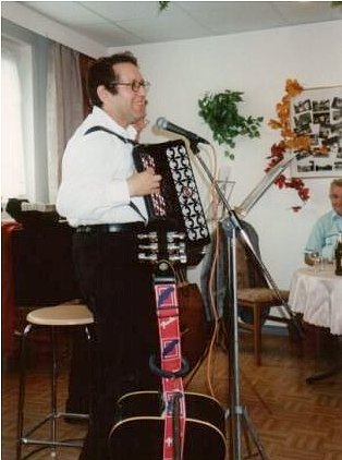 Akordeonspieler singt die Berliner Gassenhauer in Berlin-Wartenberg.
