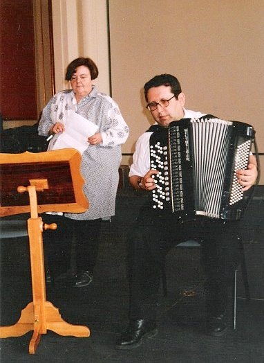 Berlin, Rotes Rathaus. Der Entertainer probt vor dem Auftritt mit seinem Akkordeon