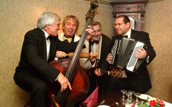 Schlager-Snger Ekki Gpelt im Restaurant Mutter Hoppe in Berlin